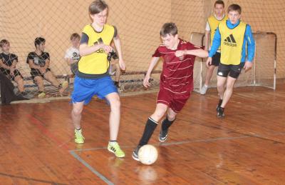 В клубе «Айсберг» сыграли дворовые мини-футбольные команды средней возрастной группы